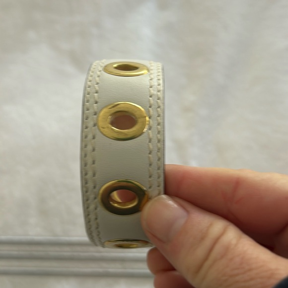 Coach - Authentic white wide leather gold grommet bracelet - Picture 1 of 3